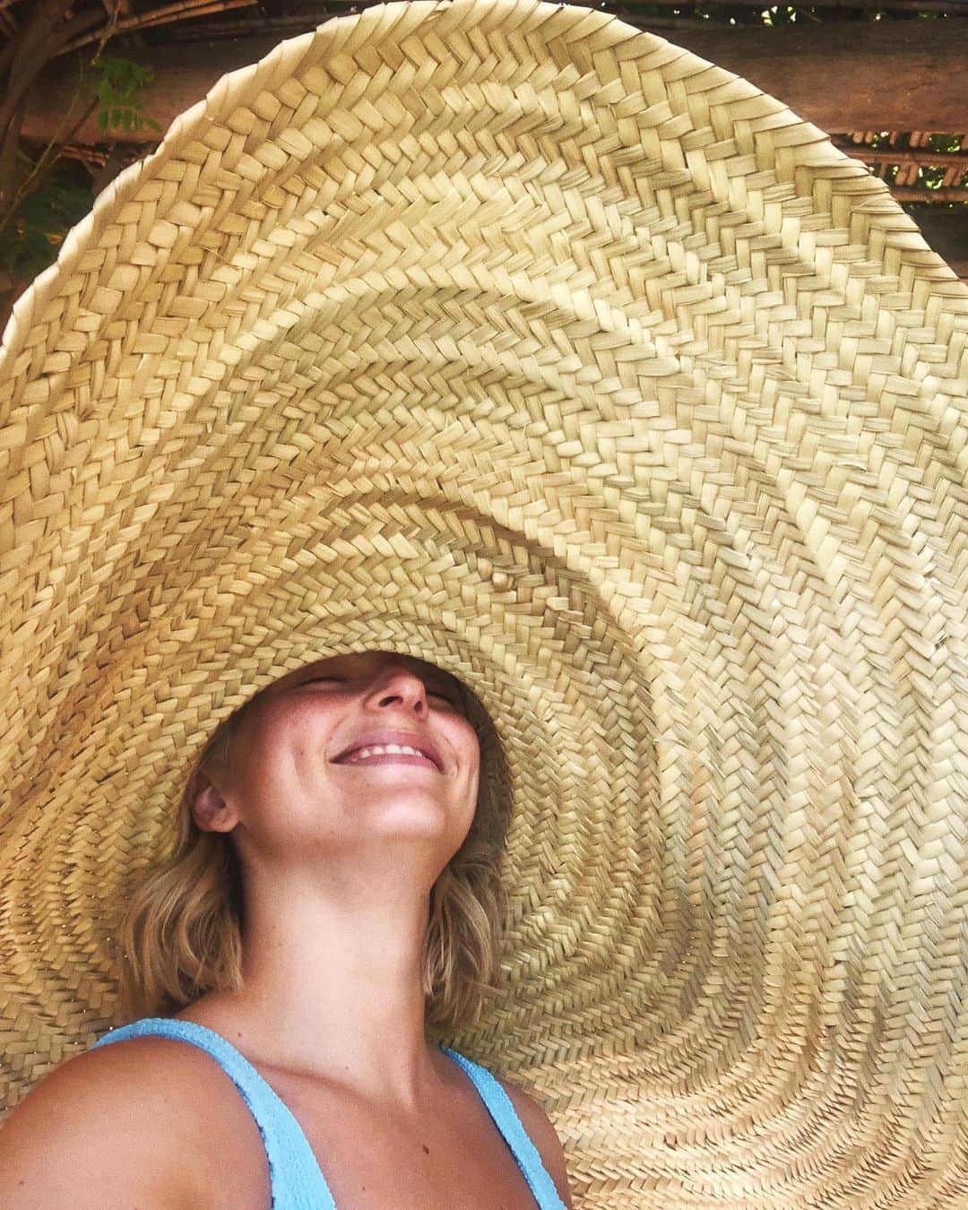 Estée Lalondeのインスタグラム：「Big hat energy (don’t ask 😂)」
