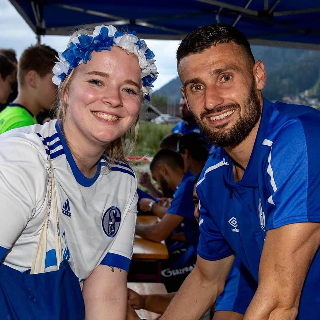 シャルケ04さんのインスタグラム写真 - (シャルケ04Instagram)「🔵⚪️ Blau-Weiße Nacht 🔵⚪️ . . #S04inAustria #S04 #Schalke #Football #Soccer #Trainingslager #Fans #Training #Knappen #WirLebenDich #🔵⚪️」7月31日 4時47分 - s04