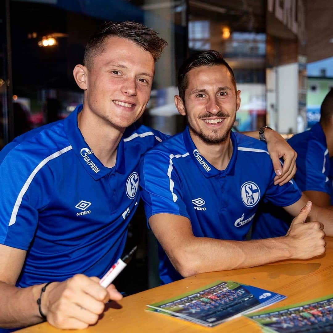 シャルケ04さんのインスタグラム写真 - (シャルケ04Instagram)「🔵⚪️ Blau-Weiße Nacht 🔵⚪️ . . #S04inAustria #S04 #Schalke #Football #Soccer #Trainingslager #Fans #Training #Knappen #WirLebenDich #🔵⚪️」7月31日 4時47分 - s04