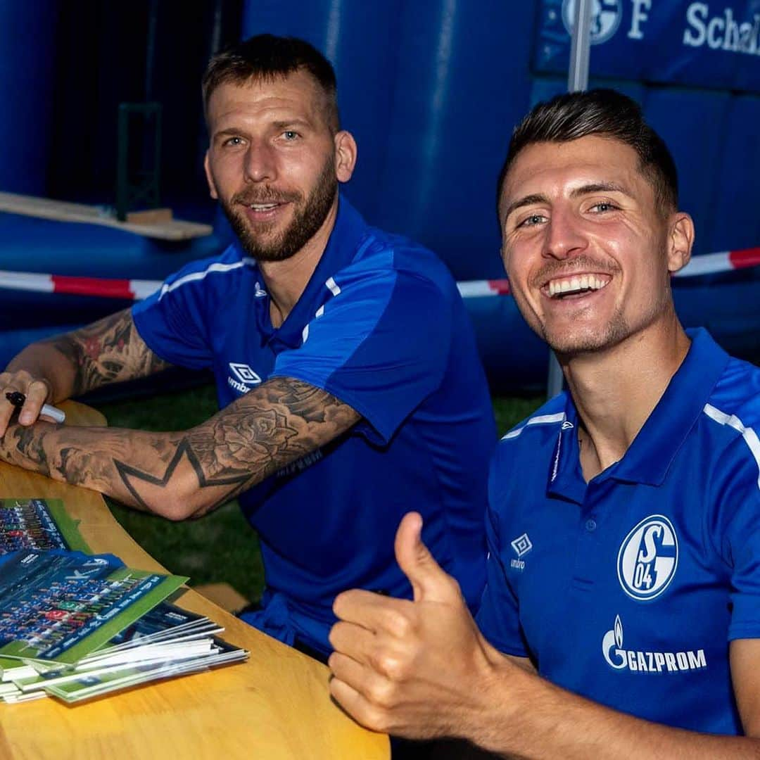 シャルケ04さんのインスタグラム写真 - (シャルケ04Instagram)「🔵⚪️ Blau-Weiße Nacht 🔵⚪️ . . #S04inAustria #S04 #Schalke #Football #Soccer #Trainingslager #Fans #Training #Knappen #WirLebenDich #🔵⚪️」7月31日 4時47分 - s04