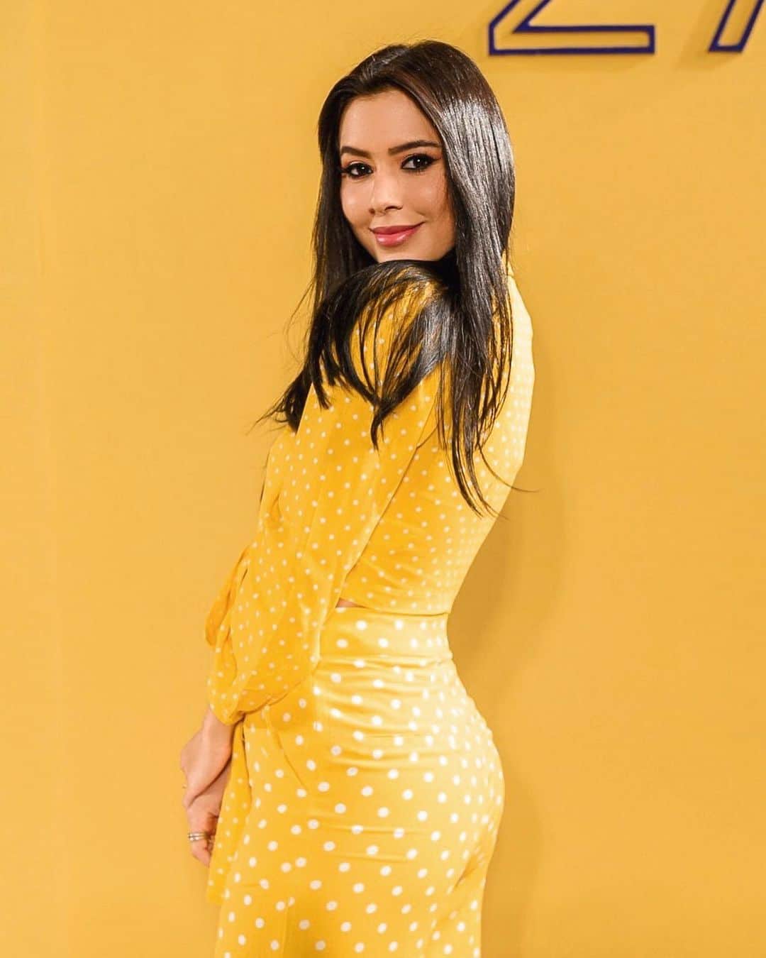 Gabriela Salesのインスタグラム：「Muito embaixadorah kkkk. E quando você vai vestida do cenário do evento e fica camuflada, bem Ricamaleão 😂😂😂 Piscininha de flopamentos poxa. Hoje foi dia de mais um Mega Fashion Week no @megapolomoda . Orgulho em ser uma das embaixadoras, ao lado desse time de meninas incríveis que eh adoro!!! 💛💛💛」