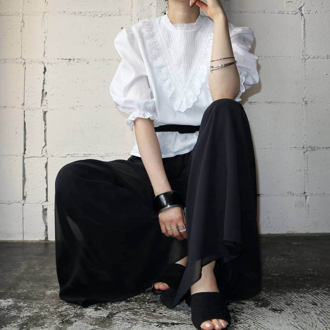吉祥寺 古着屋 Orfeoのインスタグラム：「Vintage White Blouse Style  #orfeo #kichijoji #tokyo #vintage #used #fashion #coordinate #outfit #オルフェオ #吉祥寺 #東京 #古着 #古着屋 #ヴィンテージ #ユーズド #ファッション #コーディネート  掲載商品のお問い合わせはメールにて承っております。コメント、DMでのお問い合わせは受け付けておりませんのでご了承ください。」
