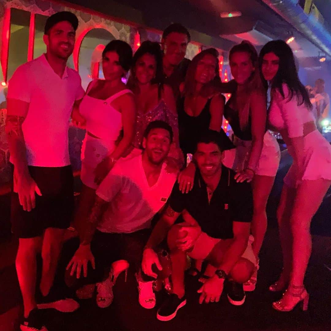 ソフィア・バルビのインスタグラム：「Gracias, gracias a cada uno de ustedes por estos dias inolvidables! ❤️❤️❤️❤️❤️❤️❤️❤️❤️ @antonelaroccuzzo @benippe @daniellasemaan @mariataktouk @leomessi @luissuarez9 @cescf4bregas #pepe #ibiza2019」