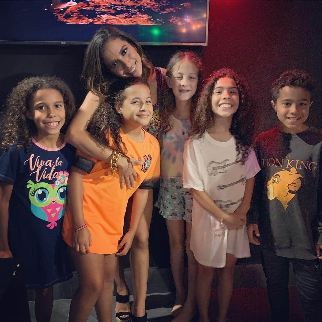 ロナウドのインスタグラム：「Clube da Anittinha em Ibiza! We all love you💜❤️💜❤️ #Anne」