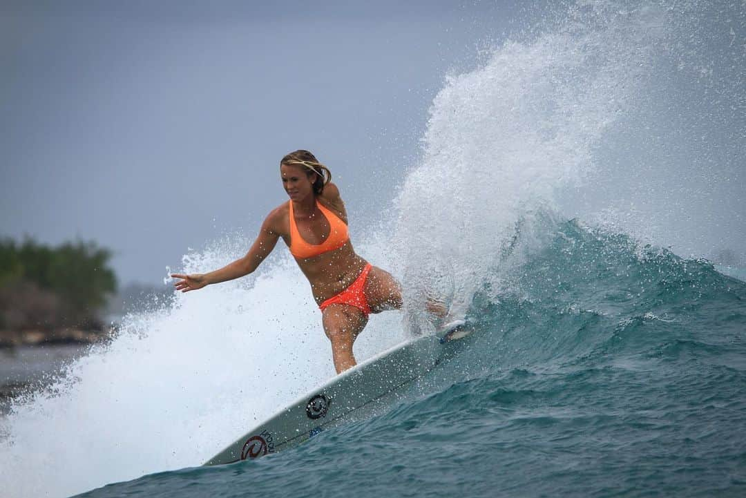 Bethany Hamiltonさんのインスタグラム写真 - (Bethany HamiltonInstagram)「Competing TODAY in the @usopenofsurf in Huntington Beach, CA!  I surf in Women's Round 2,  which begins at 1:30PM PDT. I'm in the second heat of that round, so tune in around 1:50pm 🤙🏽 Watch it LIVE at bethanyhamilton.com/live! @wsl #vansusopen」7月31日 5時01分 - bethanyhamilton