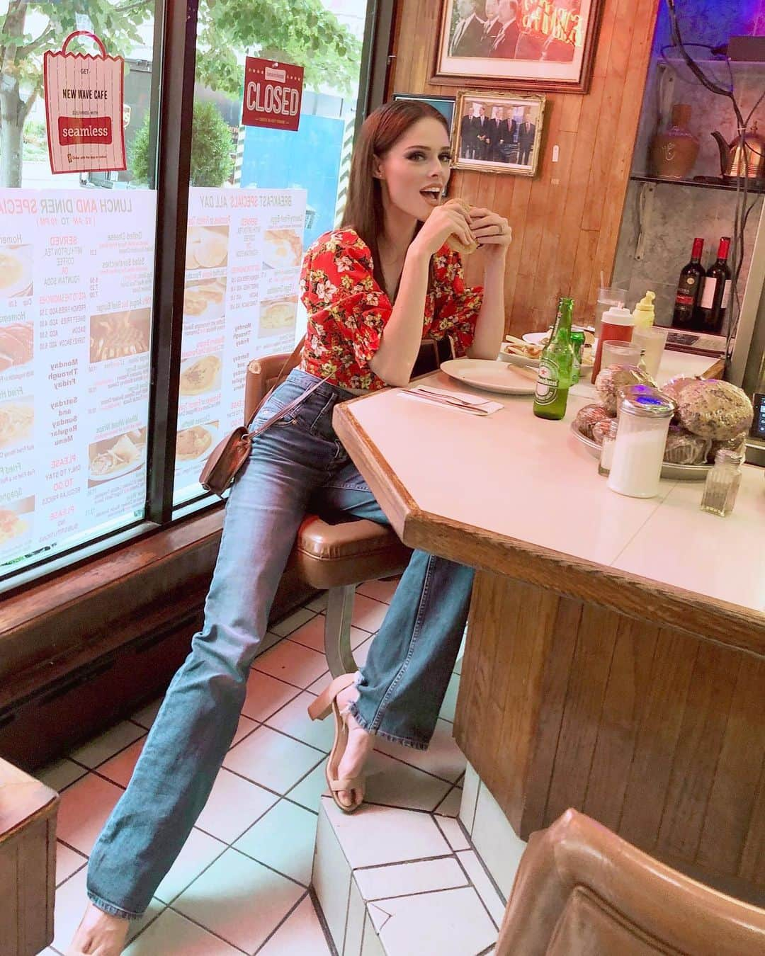 ココ・ロシャさんのインスタグラム写真 - (ココ・ロシャInstagram)「Back in New York, living it up 🍔 🍺 👌」7月31日 5時06分 - cocorocha