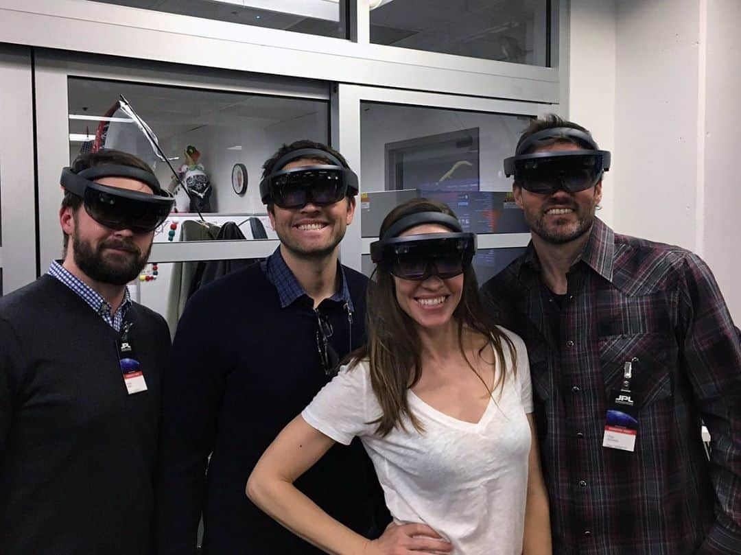 ミーシャ・コリンズさんのインスタグラム写真 - (ミーシャ・コリンズInstagram)「Happy birthday, @hilaryswank! You’re the only person in the world who can make virtual reality goggles look cool.」7月31日 5時07分 - misha