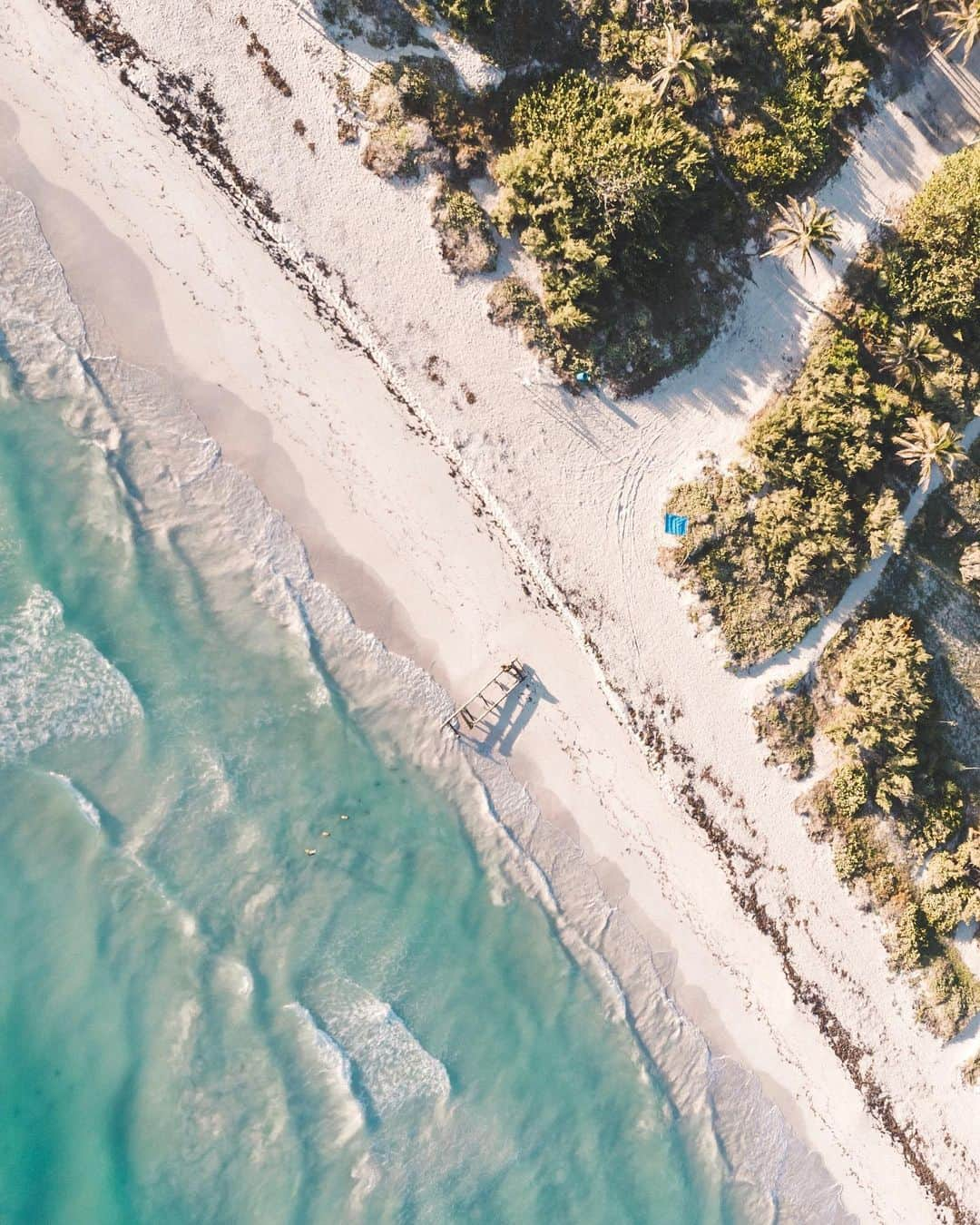 Ricardo Baldinさんのインスタグラム写真 - (Ricardo BaldinInstagram)「El Cuyo is a beautiful and quiet place at the Yucatán state of Mexico. Known for the strong winds and good kite surf action and for being close to Las Coloradas, the famous pink lagoons full of Flamingos. Perfect for a tranquil getaway as the population is 1500 and there isn’t many tourists yet.  #elcuyo #mexico #yucatan #droneshot」7月31日 5時08分 - rbaldin