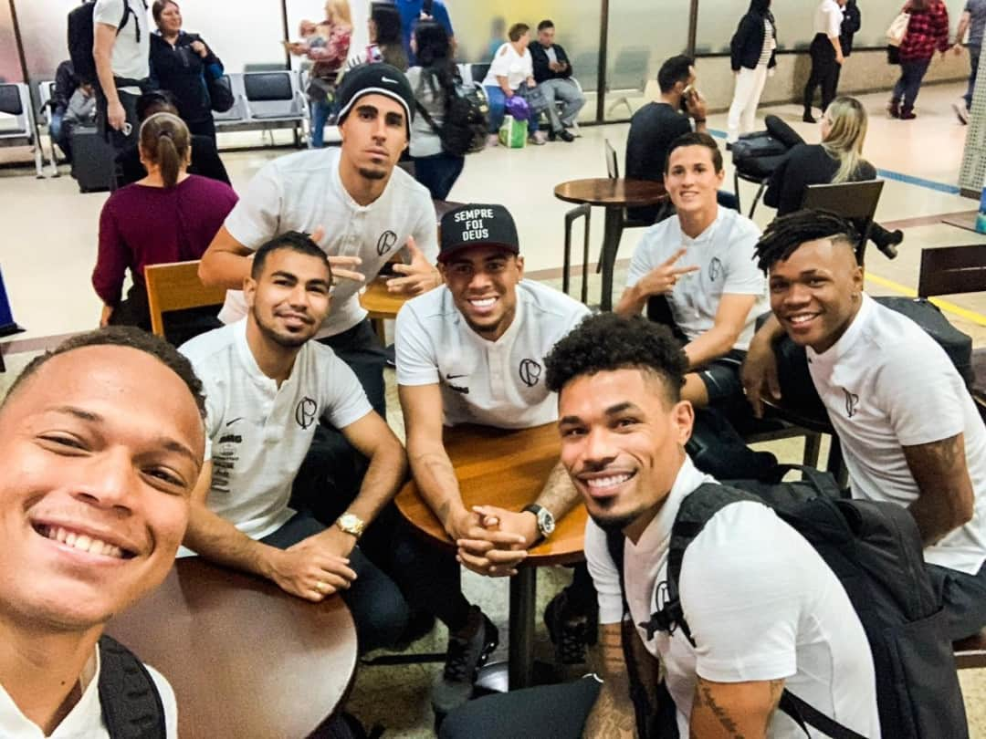 コリンチャンスさんのインスタグラム写真 - (コリンチャンスInstagram)「Partiu, Uruguai! ✈🇺🇾⠀ ⠀ #VaiCorinthians #MeuBMG #NãoÉSóPatrocínio#TimeDoPovo #Corinthians #Timão #CorinthiansTV #FielTorcedor #AFielÉFoda #UmSoCorinthians #NikeFutebol #Joli #EstrellaGalicia #UniversidadeBrasilOficial #ÉPositivo #CorinthiansÉPositivo #LoucoPotyCorinthians #PostosALE #ALEnoTimão #TODOSportiCorinthians #CartãodeTODOSCorinthians #TODOSpeloTimão⠀⠀」7月31日 6時03分 - corinthians