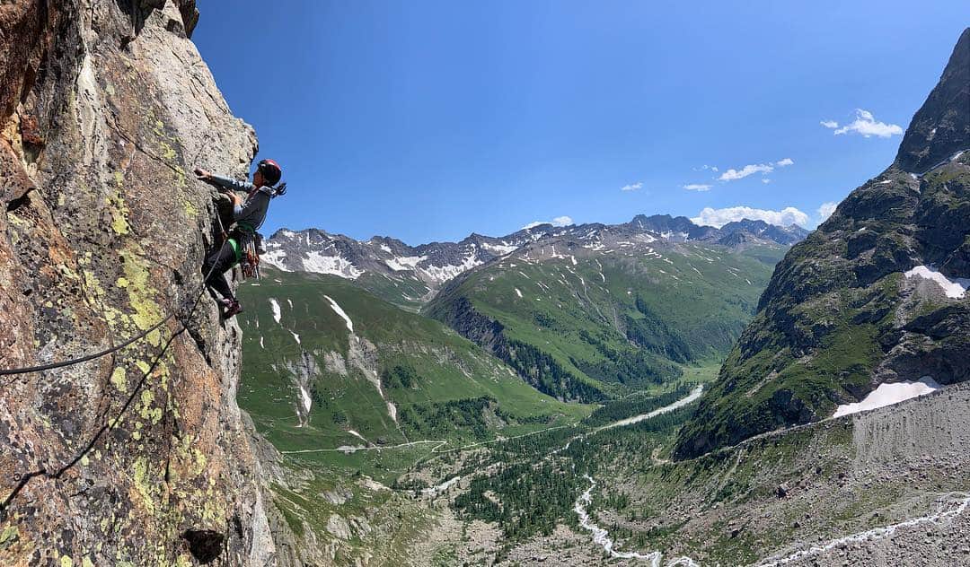 アラーナ・イップのインスタグラム：「I’m hard at work training for the World Championships, but I can’t stop dreaming of multipitching in Val Ferret with @jj_mah @lorenzopernigotti and Katie Mah 😍 ⠀⠀⠀⠀⠀⠀⠀⠀⠀ Photo @jj_mah and climber Katie Mah ⠀⠀⠀⠀⠀⠀⠀⠀⠀ @arcteryx @scarpana @petzl_official」