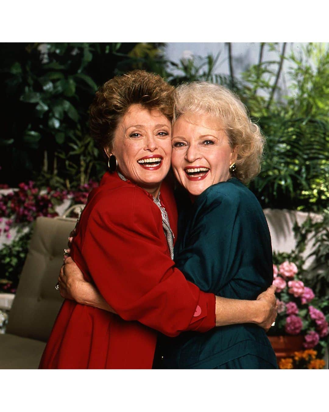 Hulu Home of Emmy-winningさんのインスタグラム写真 - (Hulu Home of Emmy-winningInstagram)「The first picture is sweet, but the second picture is EVEN SWEETER!!! Happy #GoldenGirlsDay and happy #NationalCheesecakeDay」7月31日 6時19分 - hulu
