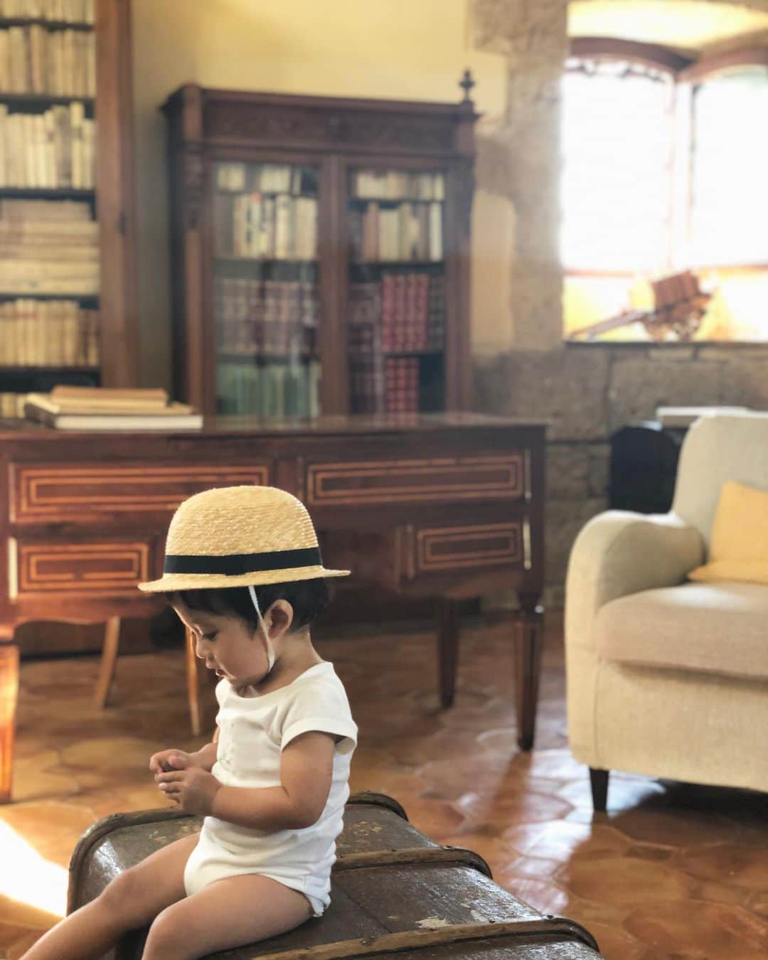 waco⭐️CHACOのインスタグラム：「時代を感じる物がたくさんあって 古き良きものを大切にしている姿勢が本当に素敵なマッセリア 📚 . 南イタリアにはマッセリア と呼ばれる農園領主の館を利用した宿泊施設がたくさんあって、今回の旅ではこのマッセリア 何箇所かに滞在させてもらいました。 本当に古い時代に作られたお城を宿泊施設にしていたり、昔使われたオリーブの実を轢くための大きな臼があったり、自分たちで作った美味しいワインを販売していたり、馬やヤギ、鶏なんかも飼っていて、息子にはとても刺激的だったようです⋒ . あまりにも素敵な場所がたくさんある南イタリア🇮🇹に恋してしまいました❣️ . いまは断崖絶壁のアマルフィ海岸に滞在中。 旅も、もうそろそろ終盤です。 . 長らくの撮影旅行のため、発送もお休みしてしまい申し訳ありませんでした😢 帰国したらたくさん作りたいものいっぱい、創作意欲がもりもりです。 ここでみたもの、感じたこと、形にして、アウトプットできますように✨」