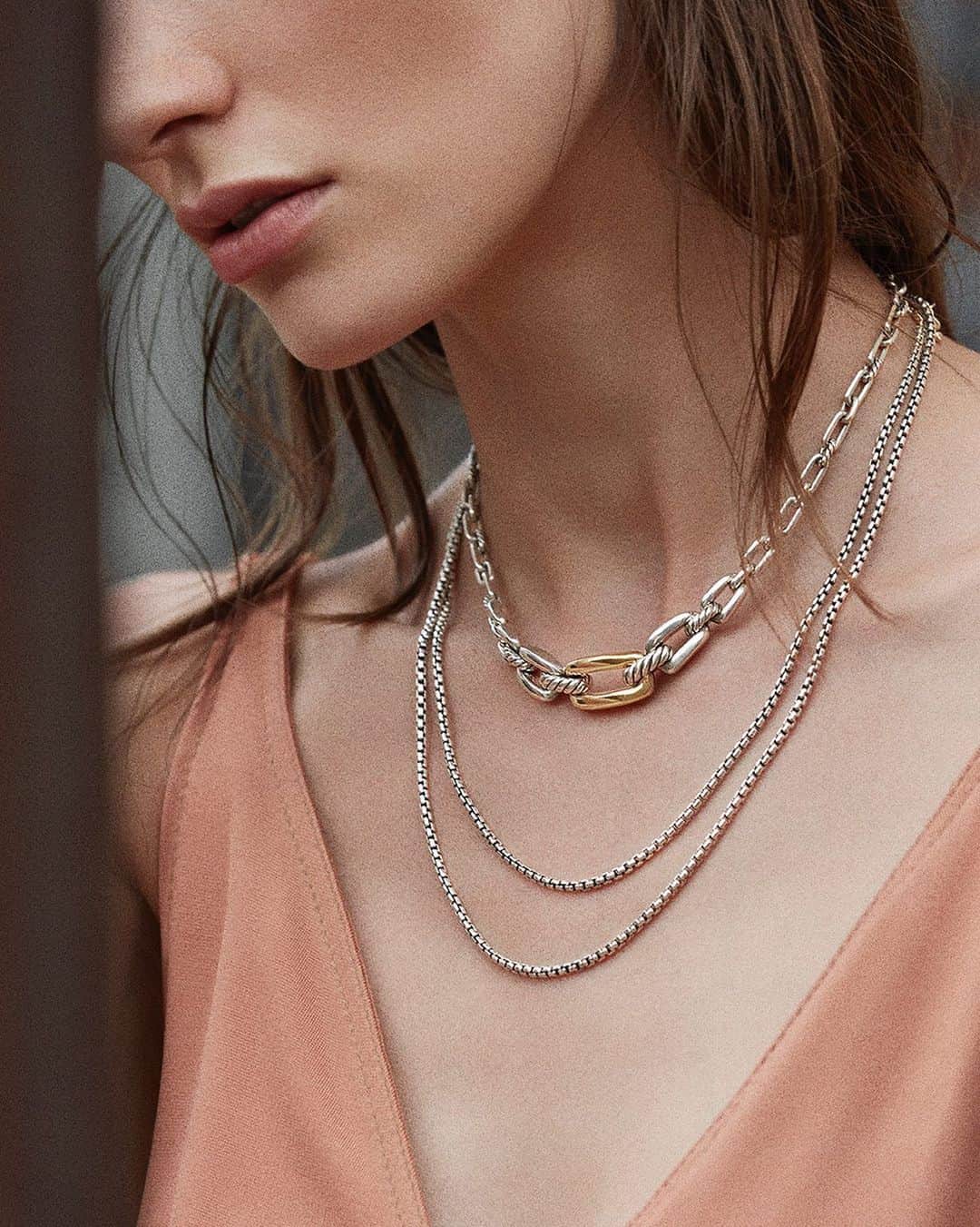デビッドヤーマンのインスタグラム：「The cool sheen of silver chains with a single link of gold—perfect for when the temperatures soar. #DavidYurman」