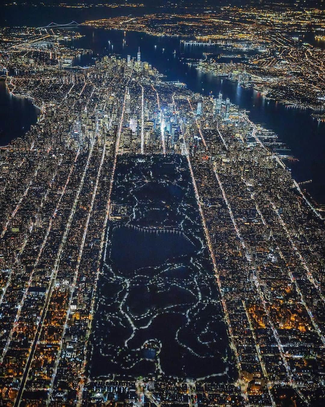 Earth Picsさんのインスタグラム写真 - (Earth PicsInstagram)「Central Park New York at night 🌃 Such an incredible view!  Photo by @beholdingeye」7月31日 6時26分 - earthpix