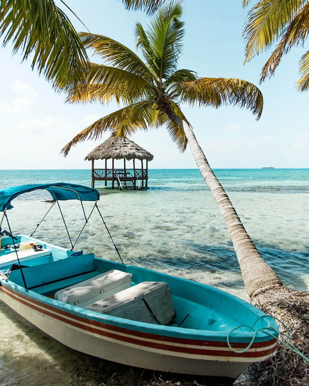 Costa Sunglassesのインスタグラム：「Siesta spot: panga or gazebo? #SeeWhatsOutThere」