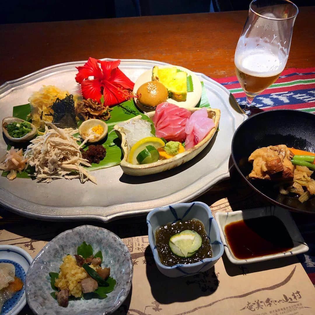 Isseki Nagaeさんのインスタグラム写真 - (Isseki NagaeInstagram)「Tropical lunch 😋  #奄美大島 #amamioshima #surfing #surftrip #lunch #tropicallunch #鶏飯  最終日に観光地のばしゃ村で鶏飯と刺身と角煮ランチいただきました。鶏飯はまあ、鳥五目茶漬けです。ワサビ足した方が美味しいよ。言っときますがノンアルコールビールです。」7月31日 6時42分 - isseki_nagae