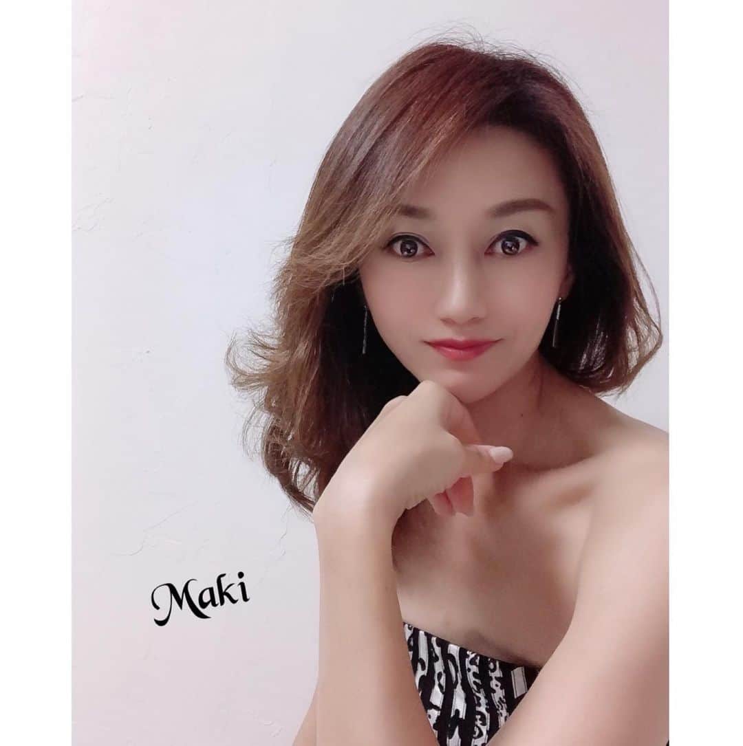 マキさんのインスタグラム写真 - (マキInstagram)「おはようございます🌞 今日は昨日より暑くなるみたいですね💦  熱中症に気をつけてくださいね😊 . 昨日のpostでのお洋服、トップスではなくて、ベアワンピだったんです‼️ . レオパード模様で裾の部分の黒はチュールが間に入り透け感がでるようになってます😊 . 暑がりの私は、夏、ノースリが主でしたが、肩が出る服が増えてる笑 . 写真で見ると、二の腕筋肉付いてきた感じ〜〜💪 . ワンピ  ロベルトカヴァリ サンダル  #celine . 今日も暑さに負けず、水分補給しっかり塩分も忘れずに笑顔で頑張りましょう😊 . いつもいいね👍コメント📝 ありがとうございます😊 . . 返信前にごめんなさい🙏 . ゆっくり返信してますから、お待ちくださいね😊 .  #昨日のコーデ #暑がりな私 #ベアワンピース #セリーヌ#ロベルトカヴァリ#celine #アラフィフコーデ #アラフィフ女子  #アラフィフファッション  #お洒落さんと繋がりたい  #洋服好きな人と繋がりたい  #熱中症予防 #体調気をつけて #笑顔#感謝#ありがとう #日焼け対策」7月31日 6時51分 - maki_s0205