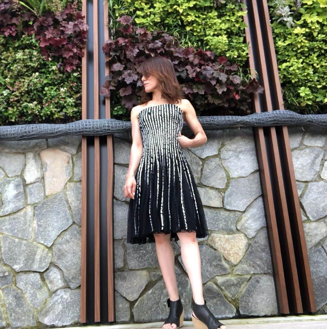 マキさんのインスタグラム写真 - (マキInstagram)「おはようございます🌞 今日は昨日より暑くなるみたいですね💦  熱中症に気をつけてくださいね😊 . 昨日のpostでのお洋服、トップスではなくて、ベアワンピだったんです‼️ . レオパード模様で裾の部分の黒はチュールが間に入り透け感がでるようになってます😊 . 暑がりの私は、夏、ノースリが主でしたが、肩が出る服が増えてる笑 . 写真で見ると、二の腕筋肉付いてきた感じ〜〜💪 . ワンピ  ロベルトカヴァリ サンダル  #celine . 今日も暑さに負けず、水分補給しっかり塩分も忘れずに笑顔で頑張りましょう😊 . いつもいいね👍コメント📝 ありがとうございます😊 . . 返信前にごめんなさい🙏 . ゆっくり返信してますから、お待ちくださいね😊 .  #昨日のコーデ #暑がりな私 #ベアワンピース #セリーヌ#ロベルトカヴァリ#celine #アラフィフコーデ #アラフィフ女子  #アラフィフファッション  #お洒落さんと繋がりたい  #洋服好きな人と繋がりたい  #熱中症予防 #体調気をつけて #笑顔#感謝#ありがとう #日焼け対策」7月31日 6時51分 - maki_s0205