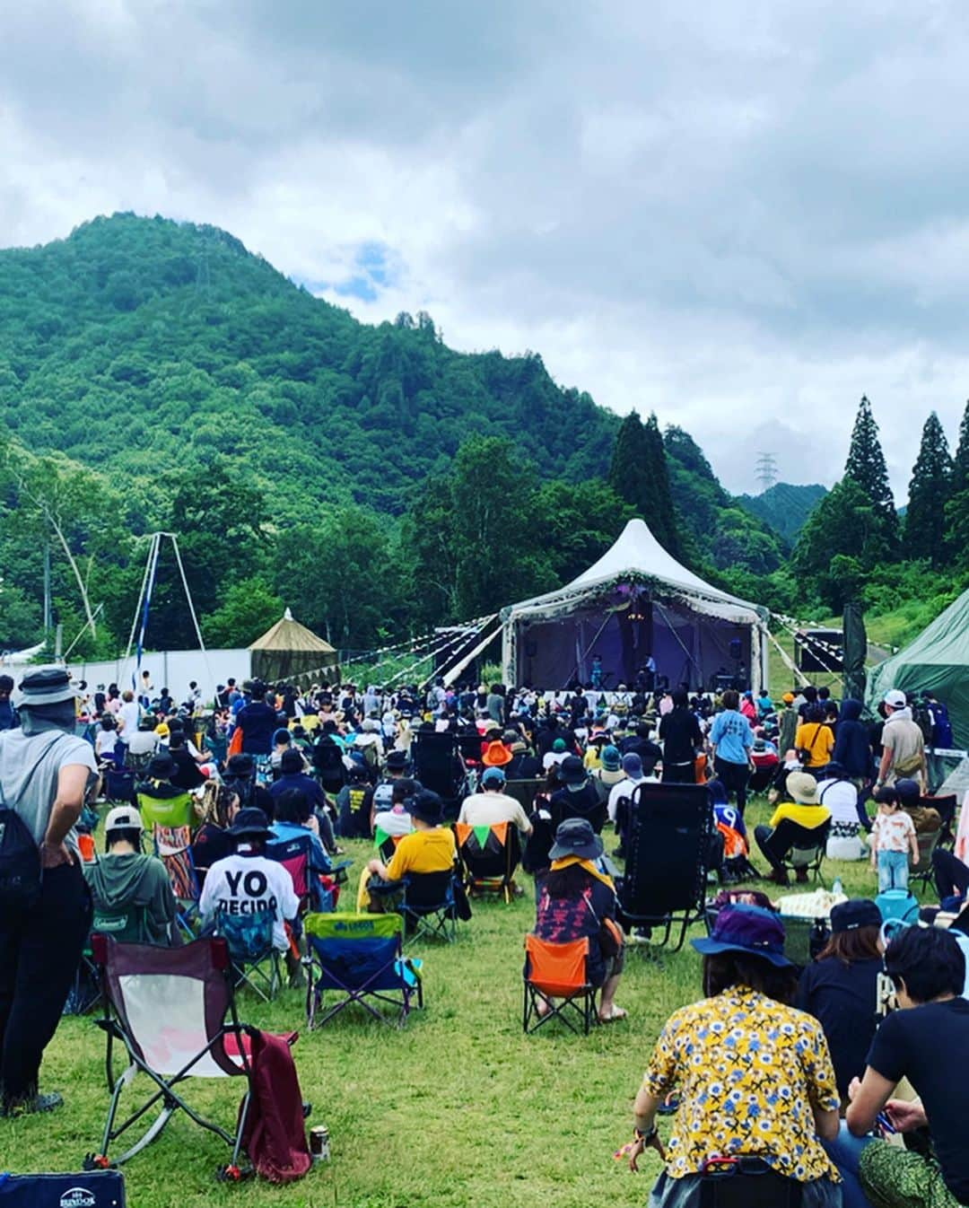 高松いくさんのインスタグラム写真 - (高松いくInstagram)「苗場プリンスホテルから 『FIELD OF HEAVEN』へ行く🌳裏道😆 みんなで👟KEEN👟履いて♬ みんなでお揃いのTシャツ着て👕💕 みんなと森林浴しながらの出勤😊❤️ 🌲 🍃  ホテル裏のエリア 『PYRAMID GARDEN』は こんな公園があったら良いな〜✨ 遊園地🎡とキャンプ🏕が混ざった 大人も子供に戻る様な空間😆 しかし 大人の楽しみはチャッカリ満喫🍻ww “Sweet Banana vinegar ”🍸 甘いお酒が苦手な私がサッパリ美味しく飲めた😍 🥃ビネガーも程よくてバナナ🍌強調もしすぎず✨ あと3杯はいけるぐらい美味しかった🤤ww ありがとうござました❤️ 🍳 🥾 ⛺️ #苗場プリンスホテル  #秘密基地  #pyramidgarden  #pyramid #fujirock #princehotel  #遊園地 #キャンプ場 #アウトドア #夢の公園 #公園 #outdoor #出勤 #森林浴 #裏道 #thethcshopfeatbambooshoots #tshirt @originaltokyohempconnection」7月31日 6時42分 - iku_takamatsu_trip_sup_yoga