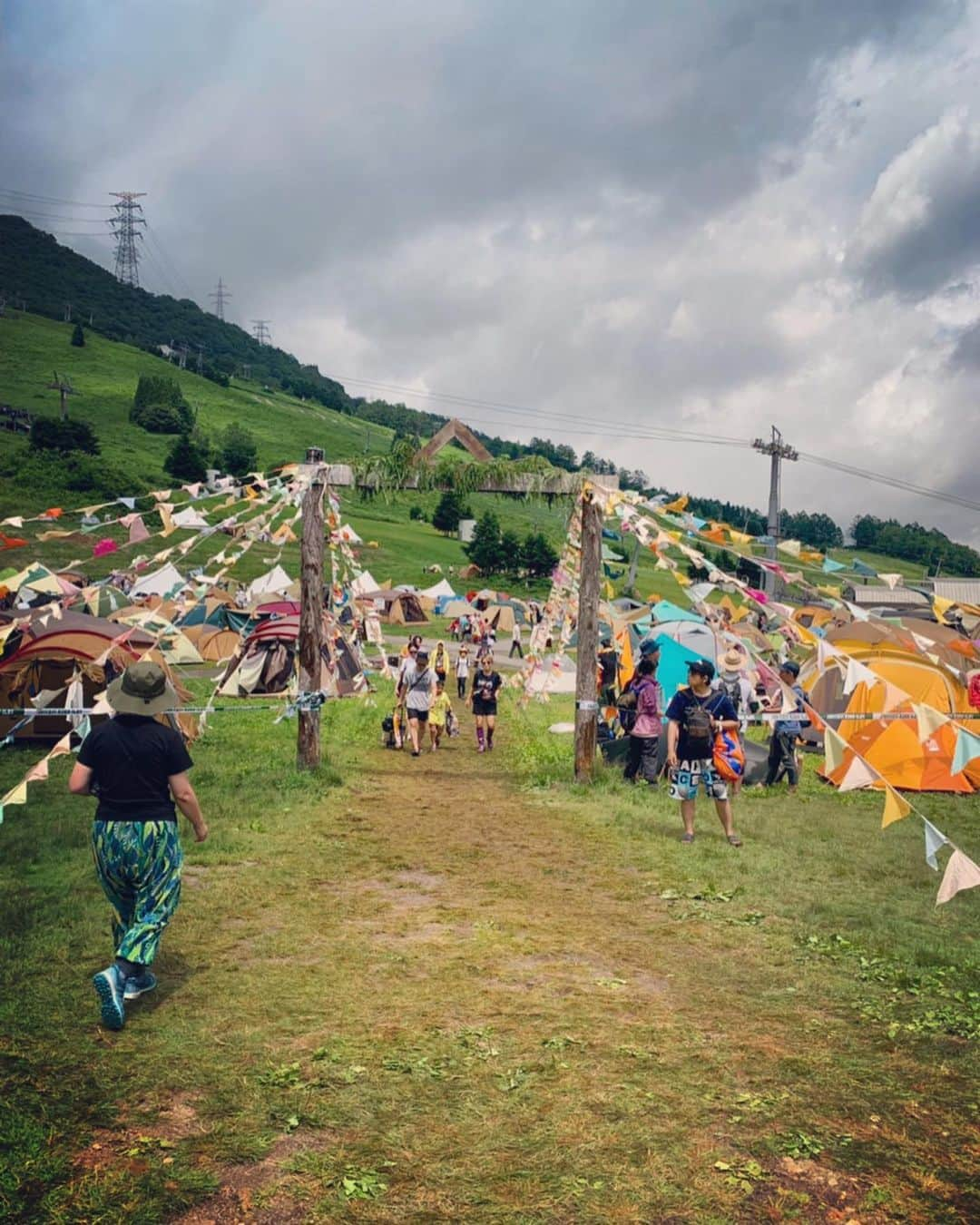 高松いくさんのインスタグラム写真 - (高松いくInstagram)「苗場プリンスホテルから 『FIELD OF HEAVEN』へ行く🌳裏道😆 みんなで👟KEEN👟履いて♬ みんなでお揃いのTシャツ着て👕💕 みんなと森林浴しながらの出勤😊❤️ 🌲 🍃  ホテル裏のエリア 『PYRAMID GARDEN』は こんな公園があったら良いな〜✨ 遊園地🎡とキャンプ🏕が混ざった 大人も子供に戻る様な空間😆 しかし 大人の楽しみはチャッカリ満喫🍻ww “Sweet Banana vinegar ”🍸 甘いお酒が苦手な私がサッパリ美味しく飲めた😍 🥃ビネガーも程よくてバナナ🍌強調もしすぎず✨ あと3杯はいけるぐらい美味しかった🤤ww ありがとうござました❤️ 🍳 🥾 ⛺️ #苗場プリンスホテル  #秘密基地  #pyramidgarden  #pyramid #fujirock #princehotel  #遊園地 #キャンプ場 #アウトドア #夢の公園 #公園 #outdoor #出勤 #森林浴 #裏道 #thethcshopfeatbambooshoots #tshirt @originaltokyohempconnection」7月31日 6時42分 - iku_takamatsu_trip_sup_yoga