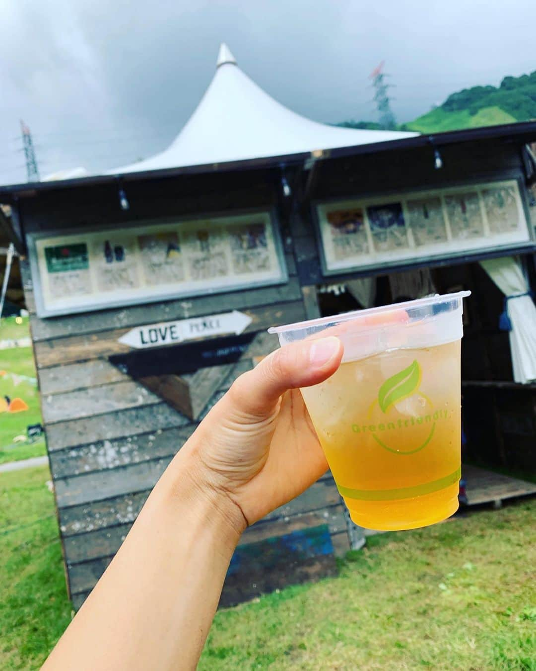 高松いくさんのインスタグラム写真 - (高松いくInstagram)「苗場プリンスホテルから 『FIELD OF HEAVEN』へ行く🌳裏道😆 みんなで👟KEEN👟履いて♬ みんなでお揃いのTシャツ着て👕💕 みんなと森林浴しながらの出勤😊❤️ 🌲 🍃  ホテル裏のエリア 『PYRAMID GARDEN』は こんな公園があったら良いな〜✨ 遊園地🎡とキャンプ🏕が混ざった 大人も子供に戻る様な空間😆 しかし 大人の楽しみはチャッカリ満喫🍻ww “Sweet Banana vinegar ”🍸 甘いお酒が苦手な私がサッパリ美味しく飲めた😍 🥃ビネガーも程よくてバナナ🍌強調もしすぎず✨ あと3杯はいけるぐらい美味しかった🤤ww ありがとうござました❤️ 🍳 🥾 ⛺️ #苗場プリンスホテル  #秘密基地  #pyramidgarden  #pyramid #fujirock #princehotel  #遊園地 #キャンプ場 #アウトドア #夢の公園 #公園 #outdoor #出勤 #森林浴 #裏道 #thethcshopfeatbambooshoots #tshirt @originaltokyohempconnection」7月31日 6時42分 - iku_takamatsu_trip_sup_yoga