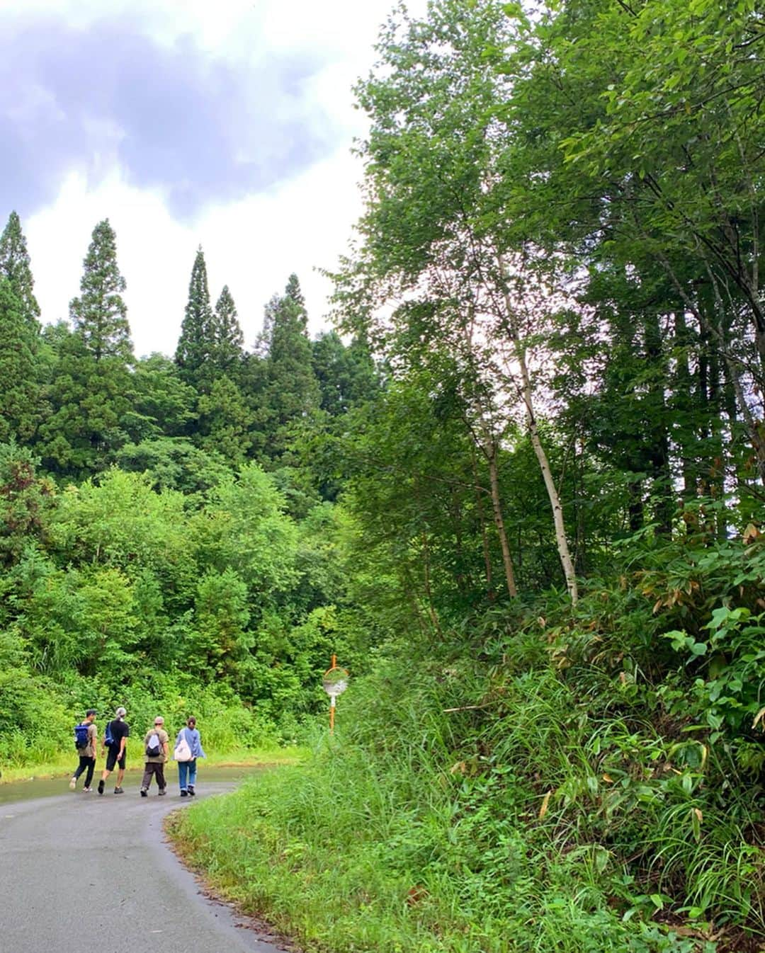 高松いくさんのインスタグラム写真 - (高松いくInstagram)「苗場プリンスホテルから 『FIELD OF HEAVEN』へ行く🌳裏道😆 みんなで👟KEEN👟履いて♬ みんなでお揃いのTシャツ着て👕💕 みんなと森林浴しながらの出勤😊❤️ 🌲 🍃  ホテル裏のエリア 『PYRAMID GARDEN』は こんな公園があったら良いな〜✨ 遊園地🎡とキャンプ🏕が混ざった 大人も子供に戻る様な空間😆 しかし 大人の楽しみはチャッカリ満喫🍻ww “Sweet Banana vinegar ”🍸 甘いお酒が苦手な私がサッパリ美味しく飲めた😍 🥃ビネガーも程よくてバナナ🍌強調もしすぎず✨ あと3杯はいけるぐらい美味しかった🤤ww ありがとうござました❤️ 🍳 🥾 ⛺️ #苗場プリンスホテル  #秘密基地  #pyramidgarden  #pyramid #fujirock #princehotel  #遊園地 #キャンプ場 #アウトドア #夢の公園 #公園 #outdoor #出勤 #森林浴 #裏道 #thethcshopfeatbambooshoots #tshirt @originaltokyohempconnection」7月31日 6時42分 - iku_takamatsu_trip_sup_yoga