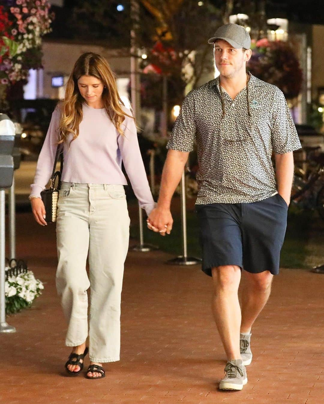 Just Jaredさんのインスタグラム写真 - (Just JaredInstagram)「@katherineschwarzenegger and @prattprattpratt hold hands while leaving a movie theater after a date night on Monday! Lots more photos on JustJared.com now. #ChrisPratt #KatherineSchwarzenegger Photo: Backgrid」7月31日 6時46分 - justjared