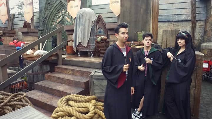 ミランダ・イバネスのインスタグラム：「Hay un nuevo videito 🤭 de cuando @amirodriguezz @kevsho y yo viajamos a conocer la nueva montaña rusa de Hagrid 🥺✨ El link está en mi bio! ⚡️ @universalorlando  #wizardingworldorlando  #readyforuniversal 🌎  Gracias a @thepottercollector Por grabar tan cool dentro de la atracción! 💫  Con quien te gustaría ir a conocer todo esto??? Etiquétalo!! 🦉✨」