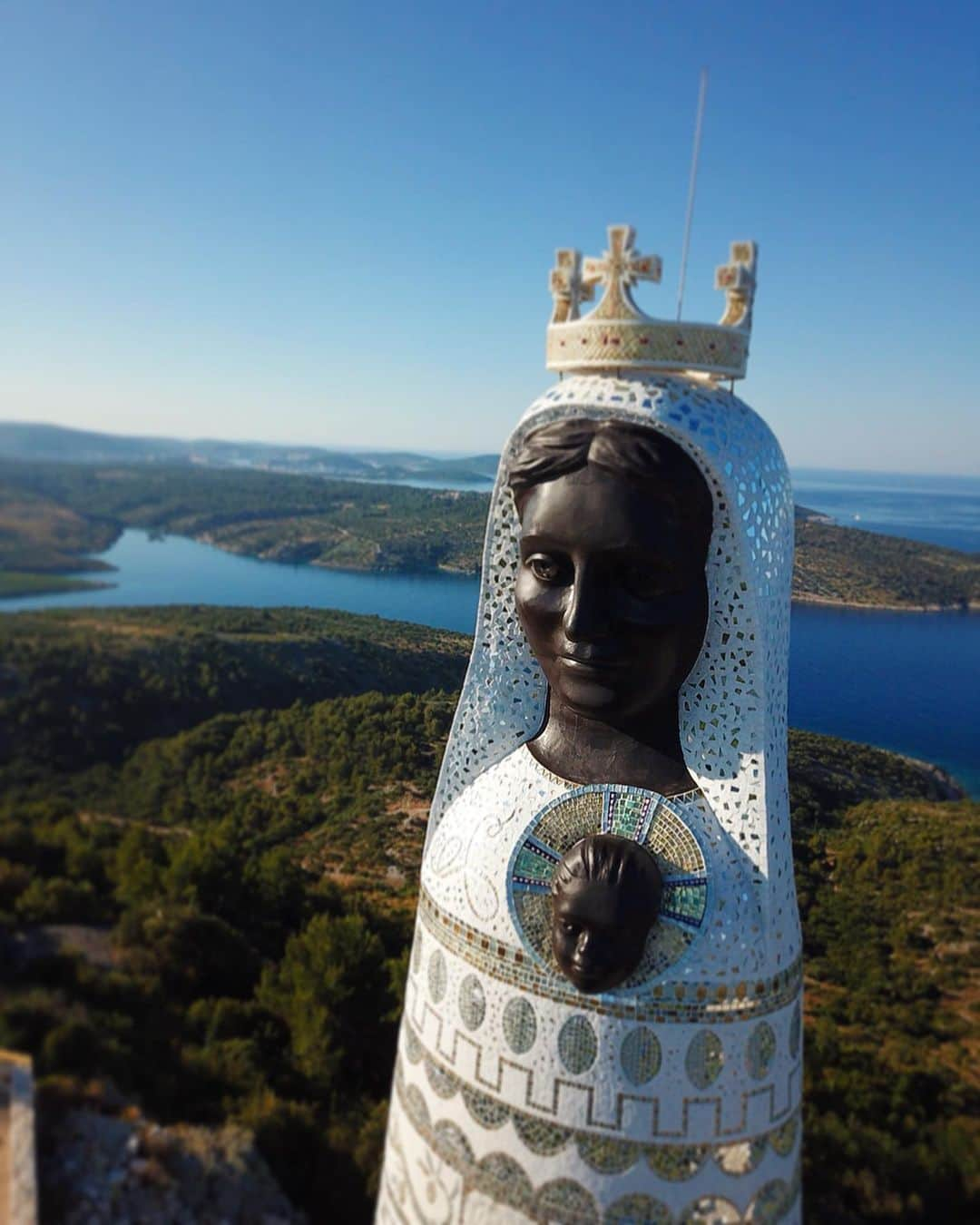 ゴラン・ヴィシュニックさんのインスタグラム写真 - (ゴラン・ヴィシュニックInstagram)「Our Lady of Loretto statue in Primosten ... Kip Gospe od Loreta kod Primoštena...😊... Another beautiful spot to visit around #sibenik ...😎... If you zoom in you’ll see a little dude 😳 staring at his cellphone screen trying to get a good shot on his soon to be doomed drone...😱😉... #croatia #primosten #gospa」7月31日 6時49分 - goran_visnjic