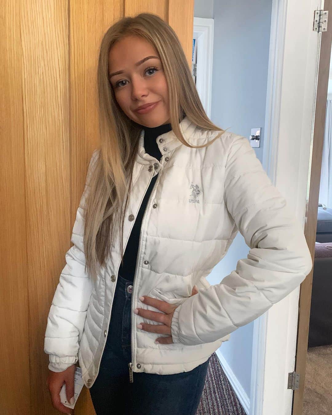 コニー・タルボットのインスタグラム：「Not every photo needs to be artsy. Here’s me posing infront of a door with my new coat on. 🤦🏼‍♀️」