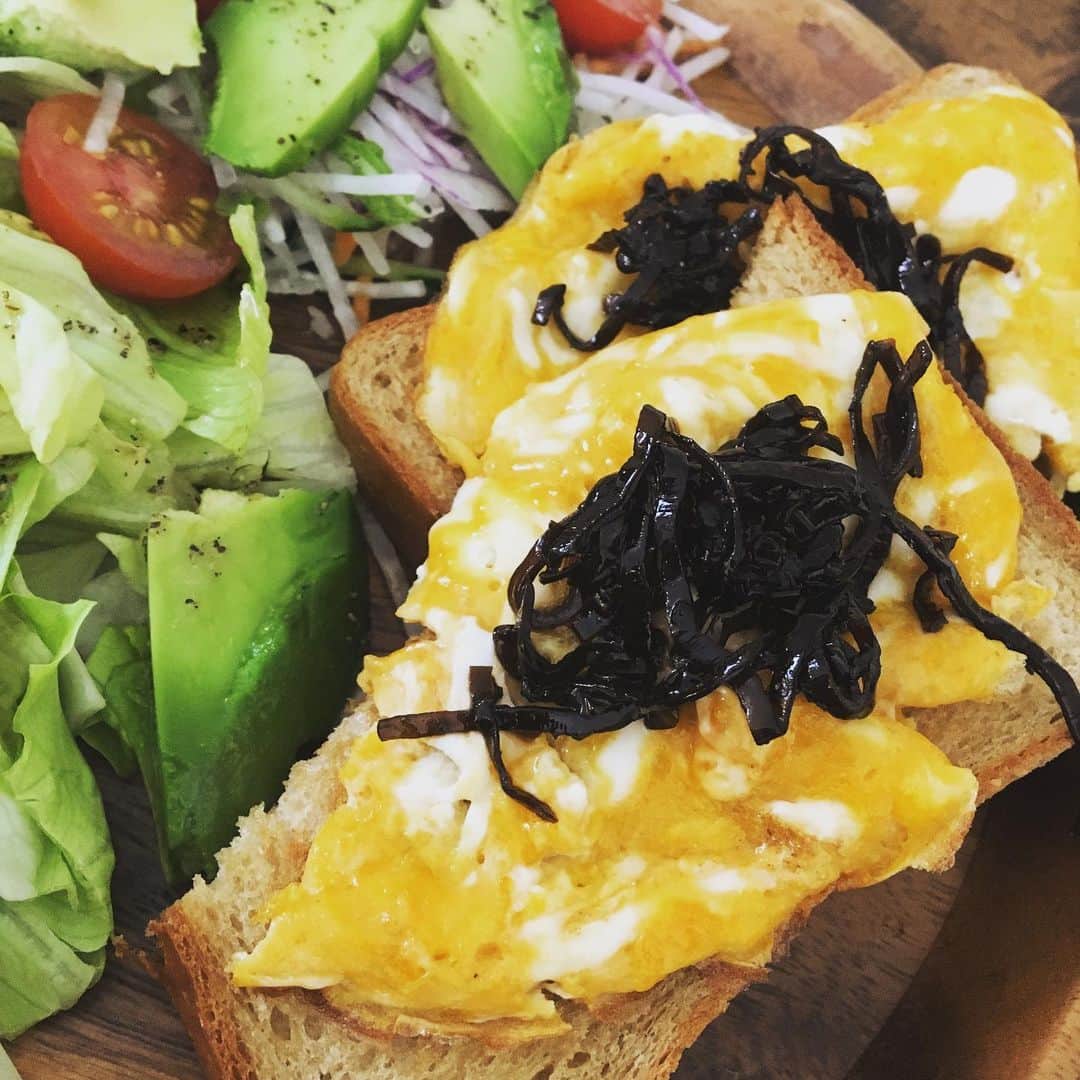 千眼美子さんのインスタグラム写真 - (千眼美子Instagram)「・ 朝ごはん作ったわず。 最近イチオシの だし巻きしそこんぶブラントースト。 マヨかけても美味しいよ。 やってみそ。ねむ。4時起きだった。 今日ものりきろー。 #朝ごはん #トースト」7月31日 7時04分 - yoshiko_sengen