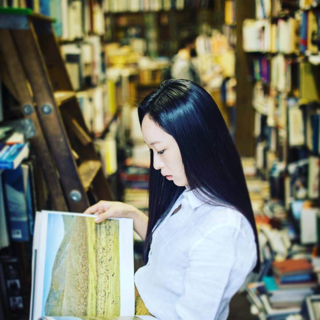 鈴木みほさんのインスタグラム写真 - (鈴木みほInstagram)「Book Girl - 読書女子 Photographer: Teppei Tanabe  #antiquebooks #photography #vancouver @tanabe_plus #portrait #japaneseactress #nikkeiart #nikkei  #mihosuzuki #photosession #写真撮影 #文化系 #バンクーバー #アンティークショップ #読書女子 #読書」7月31日 7時20分 - mihyonvision