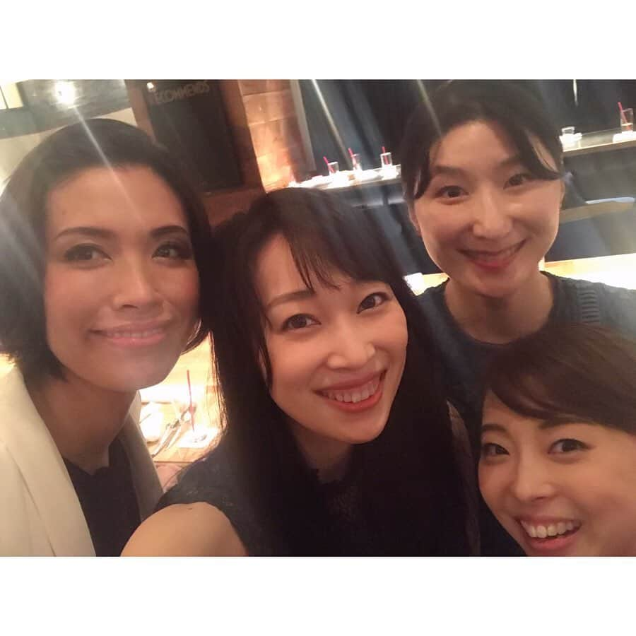 海隼人（有馬佐織）さんのインスタグラム写真 - (海隼人（有馬佐織）Instagram)「ダディとゆあちゃんが出演してる ディナーショー🍽7月のSMILE初日 へ同期のみきこと😆🌹✨ コメディータッチな芝居仕立てで、多彩な出演者の方のパフォーマンスやタイムリーに大ヒットの映画曲まで楽しめました🎞✨ そして思いがけず、ころしゃんにもお会いできました🤗❣️ 見応え聴き応えのあるディナーショー🌟 ステキなダディとゆあちゃん🐥 最終日の今日もふぁ〜いと🧞‍♂️✨✨ #3枚目目線どこみたん #私#w#🤣 ・ ・ #shibuya#7月のsmile#ディナーショー #ステキ#キラキラが詰まっとる #みんなに会えると嬉しい #❤️ #今日も一日ふぁ〜いと#🧞‍♂️ #パンツスタイルバリバリ男役 #ダンディ #十輝いりす  さん#ダディ #音花ゆり  さん#ころしゃん #直樹じゅん#みきこ#同期#90期 #可愛さに磨きがかかってた #妃白ゆあ#ゆあちゃん #宝塚og#元宝塚 #海隼人」7月31日 7時20分 - saorimahalo