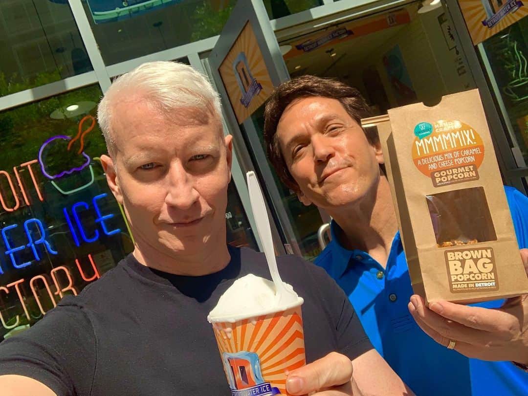 アンダーソン・クーパーのインスタグラム：「spent an hour walking around #Detroit with @MitchAlbom. A lot of exciting things going on in this city! Mitch opened #DetroitWaterIceFactory selling delicious water ices and flavored popcorn, and all the money goes to charity! He is an awesome writer and incredible human being!」
