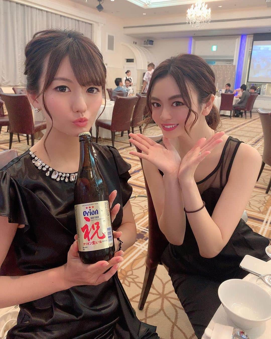 にゃんさんゴルフさんのインスタグラム写真 - (にゃんさんゴルフInstagram)「. . 今回沖縄へ行った理由は お友達の結婚式でした💒👰🤵 綺麗だった😻 . . みんなカチャーシーで踊りまくりで 胴上げしてたり楽しかったです🤣👍 . . ヘアセットはリボンちゃん🎀 にしてもらいました🥰 . . #オリオンビール#カチャーシー#余興#結婚式#沖縄結婚式#挙式#祝#ヘアセット#リボンちゃん#美容室#沖縄旅行#国内旅行#旅行大好き#沖縄の結婚式#ビジョビ#happywedding#okinawa#orionbeer#beer#ribonhair#ribon#hairsalon#dressup」7月31日 7時30分 - miiiii0228