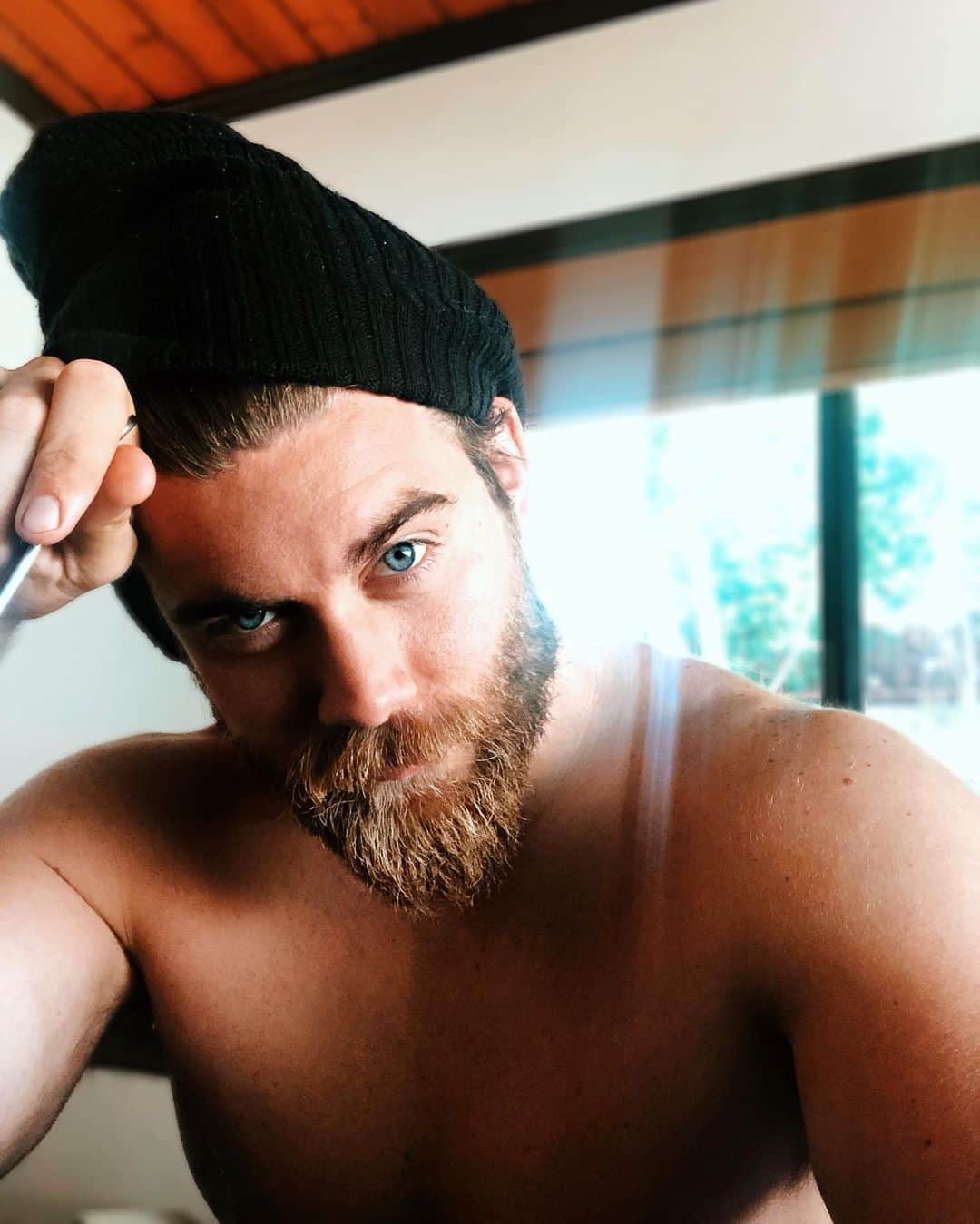 モデル、ブロック・オハーンのインスタグラム：「Sitting here force feeding. As you can tell by the look on my face, not my favorite thing to do haha but it’s the name of the game. 👊🏽You do what you gotta do, to get you to where you want to go.  And I’m grateful for the opportunity. I’ve had moments many times in my life where I never had any food to eat. So to be on the other end of that is a blessing. Especially when it’s partnered with chasing my dreams!! 💪🏽 Growing out my beard for a role next month 🎥 and starting my cut. Let’s see how far I can push myself, my training and my diet! Any guesses as to who or what I’m playing? 😛 (Side note: there are zero hints in this photo whatsoever lol)」