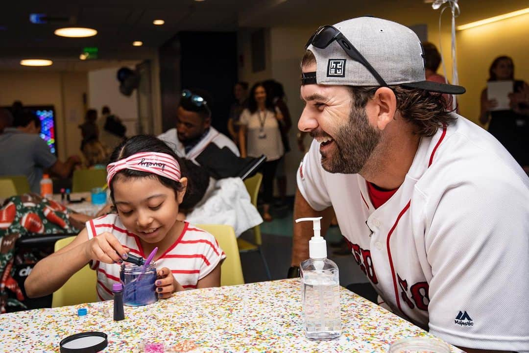 ボストン・レッドソックスさんのインスタグラム写真 - (ボストン・レッドソックスInstagram)「The Morelands hosted a special Christmas in July celebration at Boston Children’s Hospital! Thanks to all who donated toys during the NYY series! ☺️」7月31日 7時54分 - redsox