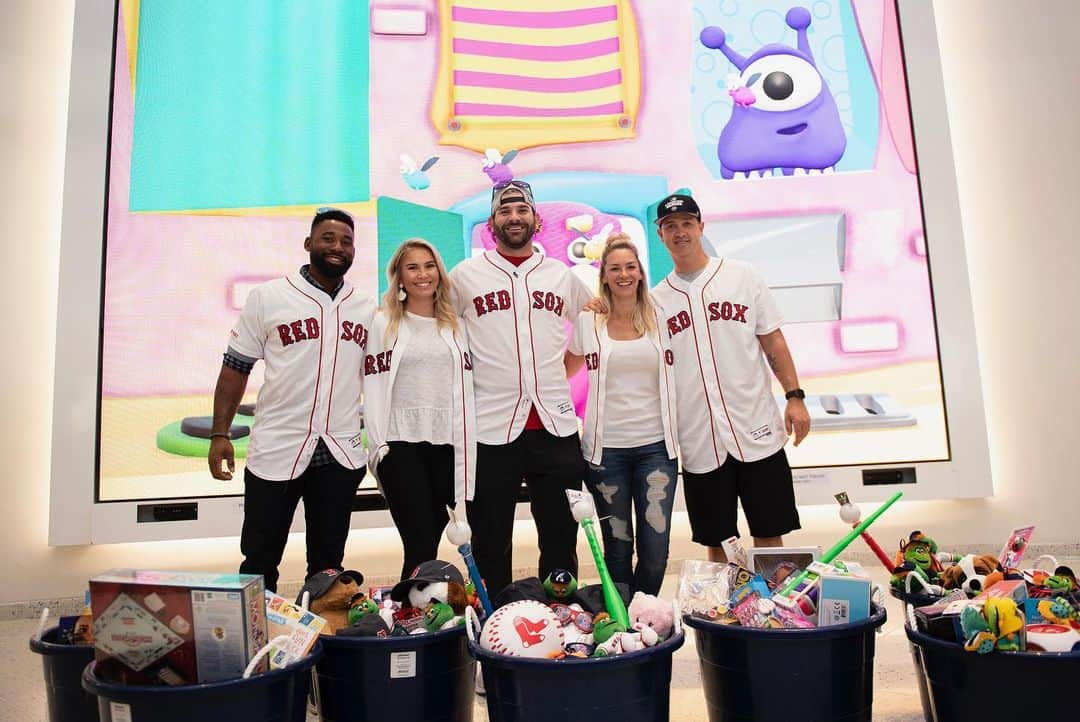 ボストン・レッドソックスさんのインスタグラム写真 - (ボストン・レッドソックスInstagram)「The Morelands hosted a special Christmas in July celebration at Boston Children’s Hospital! Thanks to all who donated toys during the NYY series! ☺️」7月31日 7時54分 - redsox