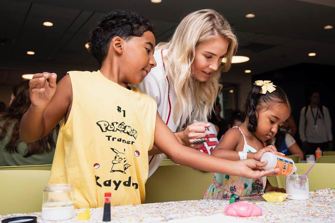 ボストン・レッドソックスさんのインスタグラム写真 - (ボストン・レッドソックスInstagram)「The Morelands hosted a special Christmas in July celebration at Boston Children’s Hospital! Thanks to all who donated toys during the NYY series! ☺️」7月31日 7時54分 - redsox