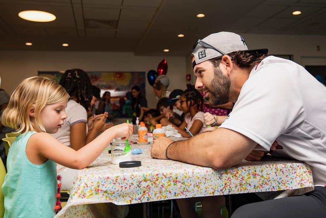 ボストン・レッドソックスさんのインスタグラム写真 - (ボストン・レッドソックスInstagram)「The Morelands hosted a special Christmas in July celebration at Boston Children’s Hospital! Thanks to all who donated toys during the NYY series! ☺️」7月31日 7時54分 - redsox