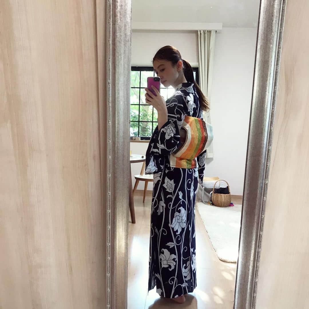 木野園子のインスタグラム：「去年の12月に友達の結婚式に着物で出席するのをきっかけに夏に浴衣をなんとか着れるようになっていちばん難しい袋帯からはじめてしまったタイプの私は優しくビシッと教えて下さる仁美先生 @hitomiito_ のレッスン✨でゆっくりですが最後まで着れるようになりました🧡嬉しかったー‼️次の課題は時間を測って⏰暑過ぎて浴衣の上だけど帯を必死に練習💦難しいけど楽しい🌈  #着物 #きもの #着付け #着付けレッスン #kimono」