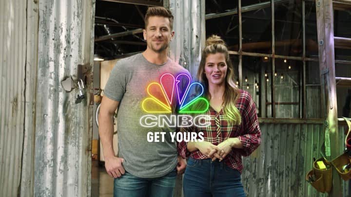 ジョジョ・フレッチャーのインスタグラム：「Y’all ready to trade in roses for some power tools with us?! 🌹🔨 Fun new episode of Cash Pad is on right after @bacheloretteabc finale!! Find us on CNBC tonightttttt :) Also, @alabamahannah... if ya need to get some aggression out, we have a sledge hammer waiting for ya. 😘 #wegotyougirl」