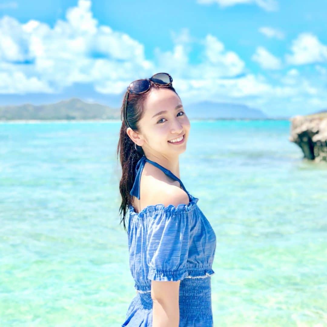 小野恵美のインスタグラム：「去年のハワイは旦那さんとの旅行でしたか？とコメントいただきました😌  当時、投稿に載せていなかったのですが、そうですよ〜✨ 今年も夫婦で海外に行こうかなと思っていましたが✈️結果、このハワイが新婚旅行になりました🌴🌺 レストランや、宿泊したハレクラニホテルやモアナサーフライダーでも、ハネムーンのサービスをいただきました🥂🍾 時差1年投稿😂 #ハワイ #hawaii #ハネムーン #新婚旅行 #honeymoon #honeymoons #ハレクラニ #ハレクラニホテル #halekulani #モアナサーフライダー」