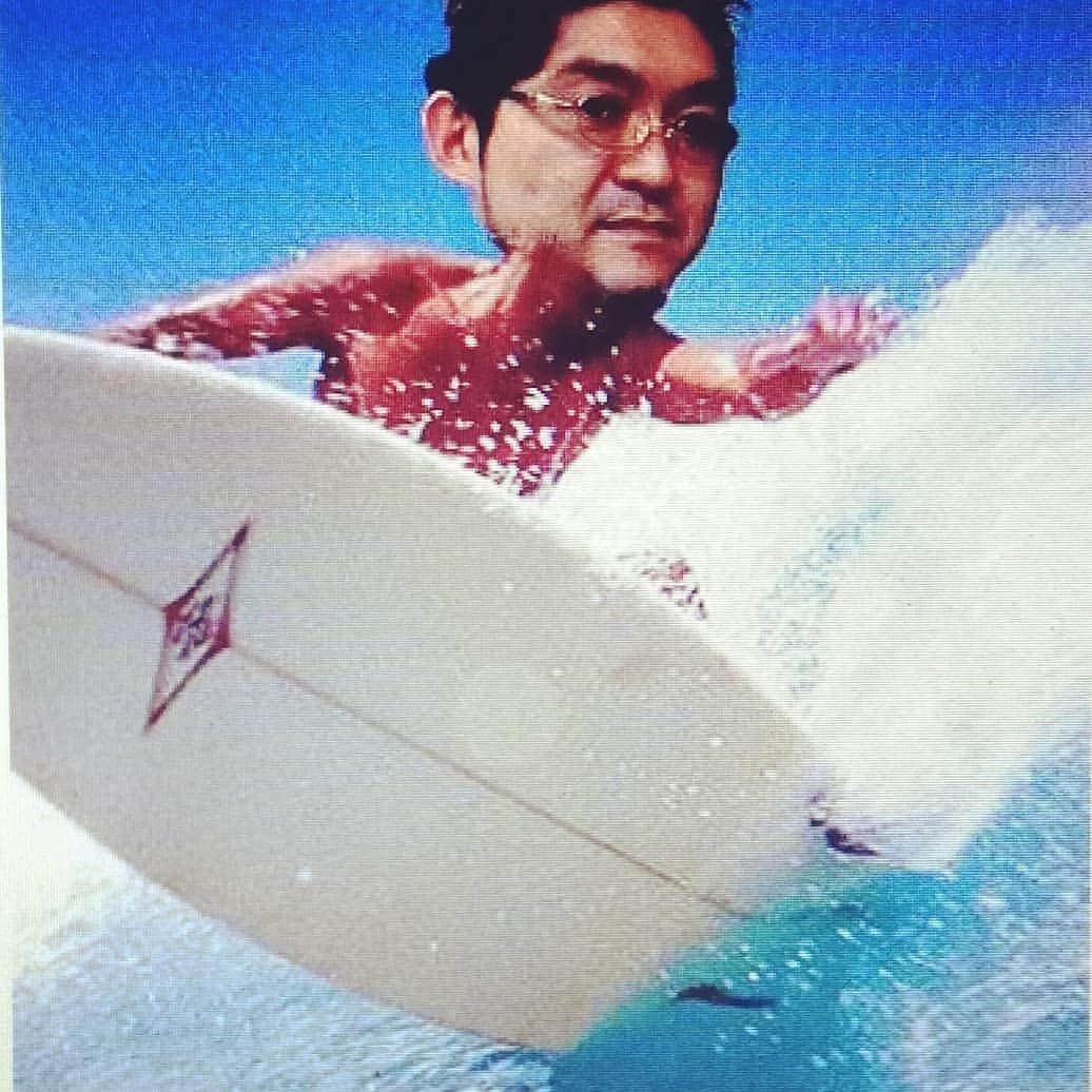 松本隆博のインスタグラム：「。 みなおはー 夏だ！ 海だ！ サーフィンだ！ 。 …大昔の写真！ …髪ふさふさ …眼鏡で波乗り …人生もノリノリでー」