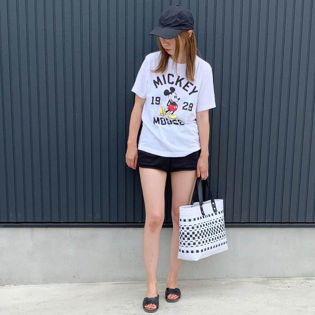 ryuu79hinaのインスタグラム：「#海コーデ ⛱ ・ ・ UNIQLO✕GUで Tシャツ✕ショーパン🐼 ・ ・ GUのスウェットショートパンツは大好きでルームウェアでもヘビロテ中❤️ ・ ・ 自然な波って楽しいね〰️ 後何回行けるかなぁ…𓇼𓆡𓆉𓆡 ⋆* ・ ・ ━━━━━━━━━━━━━━━ 👚・@uniqlo #ユニクロ 👖・@gu_global #gu_for_all 👡・#titivate 👜・@elendeek 🧢・@lavishgate」