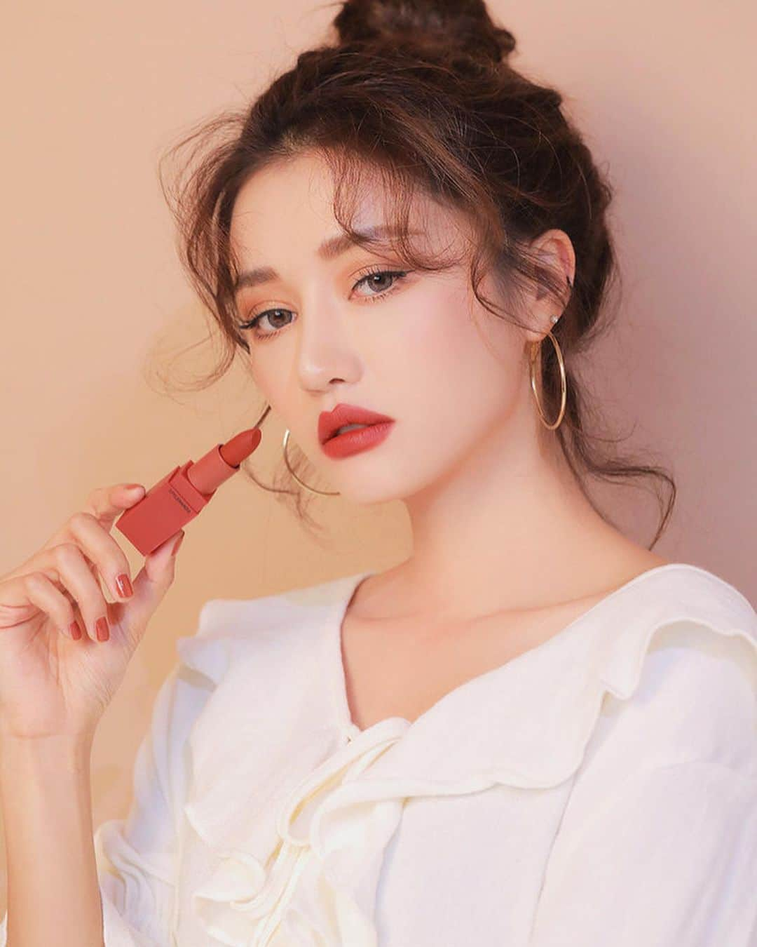 3CE Official Instagramさんのインスタグラム写真 - (3CE Official InstagramInstagram)「#goodmorning 3CE MOOD RECIPE MATTE LIP COLOR #222 도회적인 무드를 잃지 않는 블론드 레드 컬러❤️ #3CE #3cemoodrecipe #redlips」7月31日 8時23分 - 3ce_official