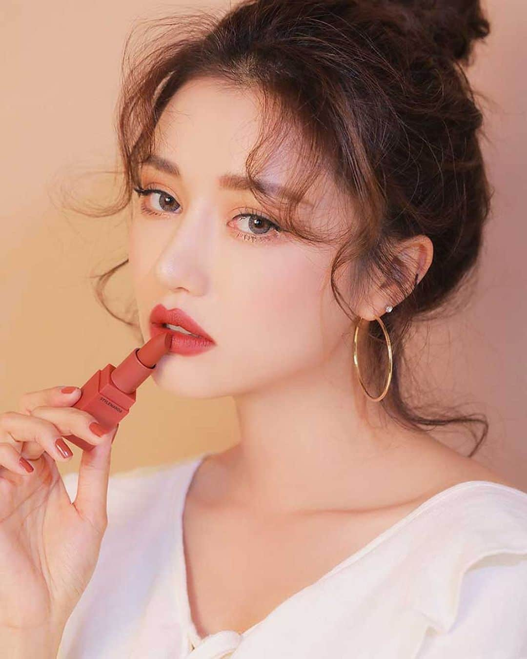 3CE Official Instagramさんのインスタグラム写真 - (3CE Official InstagramInstagram)「#goodmorning 3CE MOOD RECIPE MATTE LIP COLOR #222 도회적인 무드를 잃지 않는 블론드 레드 컬러❤️ #3CE #3cemoodrecipe #redlips」7月31日 8時23分 - 3ce_official