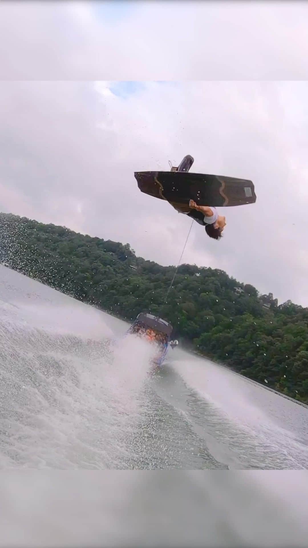レッドブルのインスタグラム：「When you get Mike Dowdy, Parks Bonifay, Brian Grubb, Massi Piffaretti, Meagan Ethell, Cory Teunissen, and Guenther Oka together at the lake, you're guaranteed to have a good time 🤘  #Wakeboarding #Wakeboard #LakeLife #lakeday #lakevibes #liquidforce #RedBull #GivesYouWings」