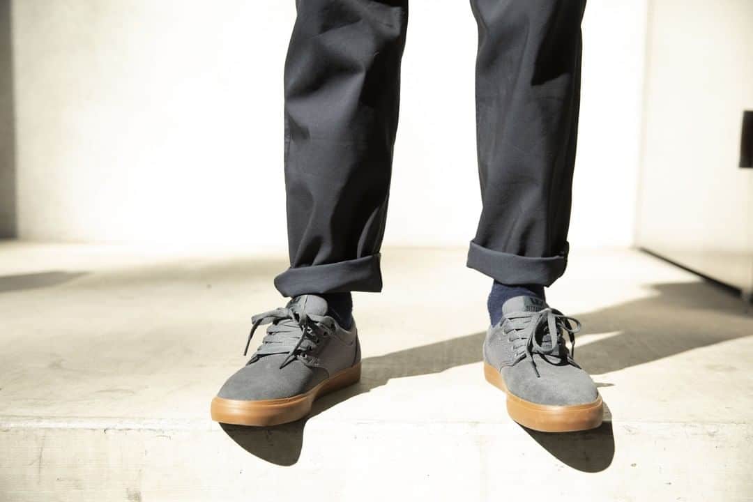 スープラさんのインスタグラム写真 - (スープラInstagram)「Timeless // The #Chino in charcoal/gum.」7月31日 8時30分 - suprafootwear