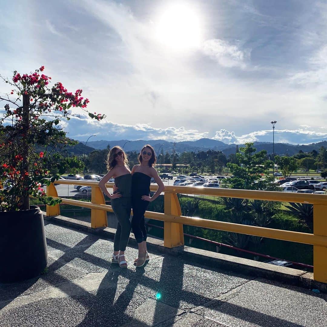 アナスタシア・オルソンのインスタグラム：「Adios, Colombia! 💃🏻🇨🇴」